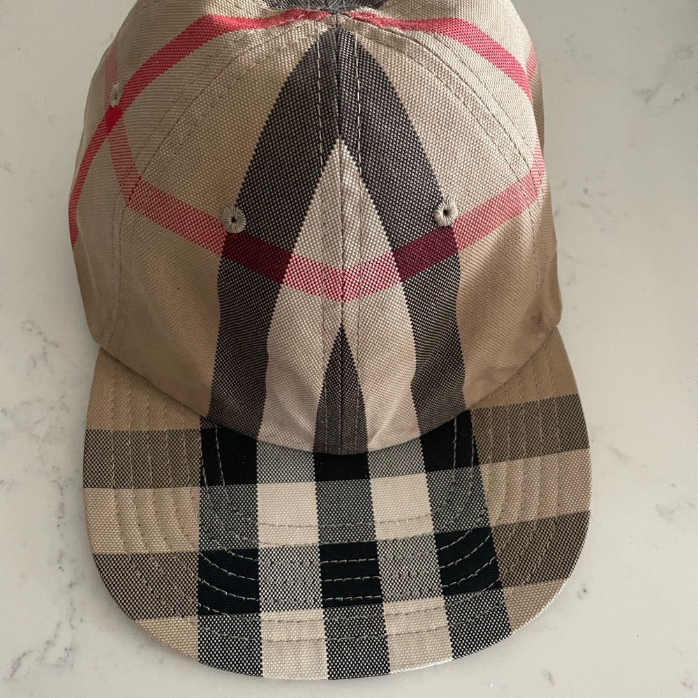 Burberry Vintage check reversible hat. - Picture 2 of 5